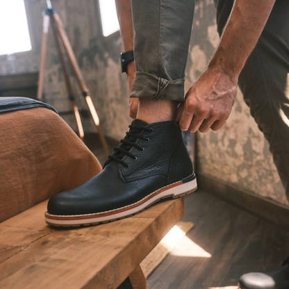 Bota de couro preta com base tricolor para homem