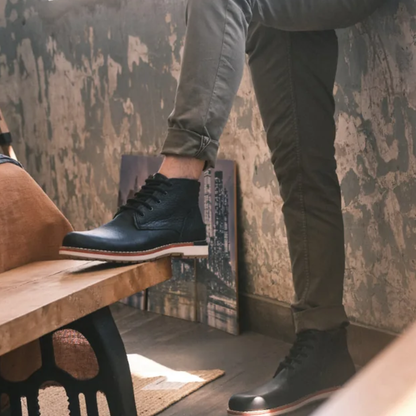 Bota de couro preta com base tricolor para homem